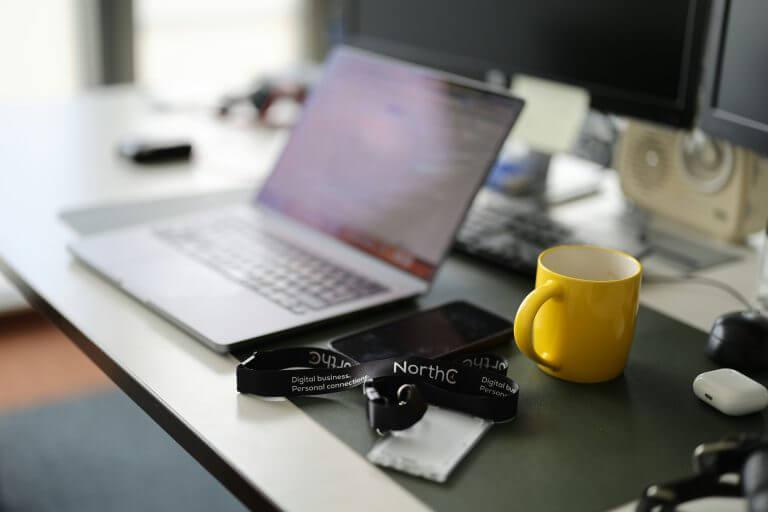 Bureau avec ordinateurs, mug prière pour la France et porte-badge