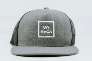 Casquette prière pour la France sur fond blanc