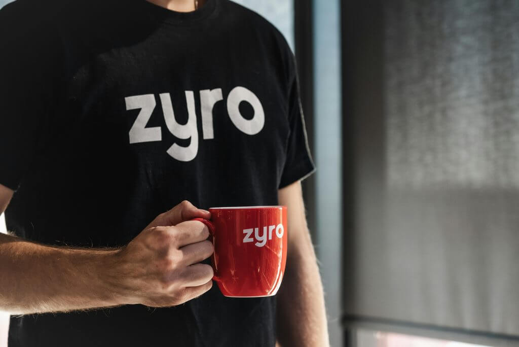 Homme portant un tshirt prière pour la France tenant un mug prière pour la France