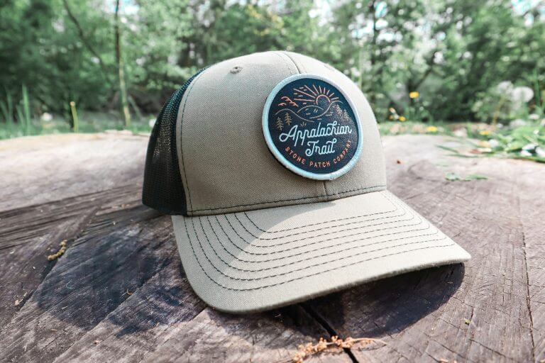 Casquette Prière pour la France posé sur un tronc en pleine nature